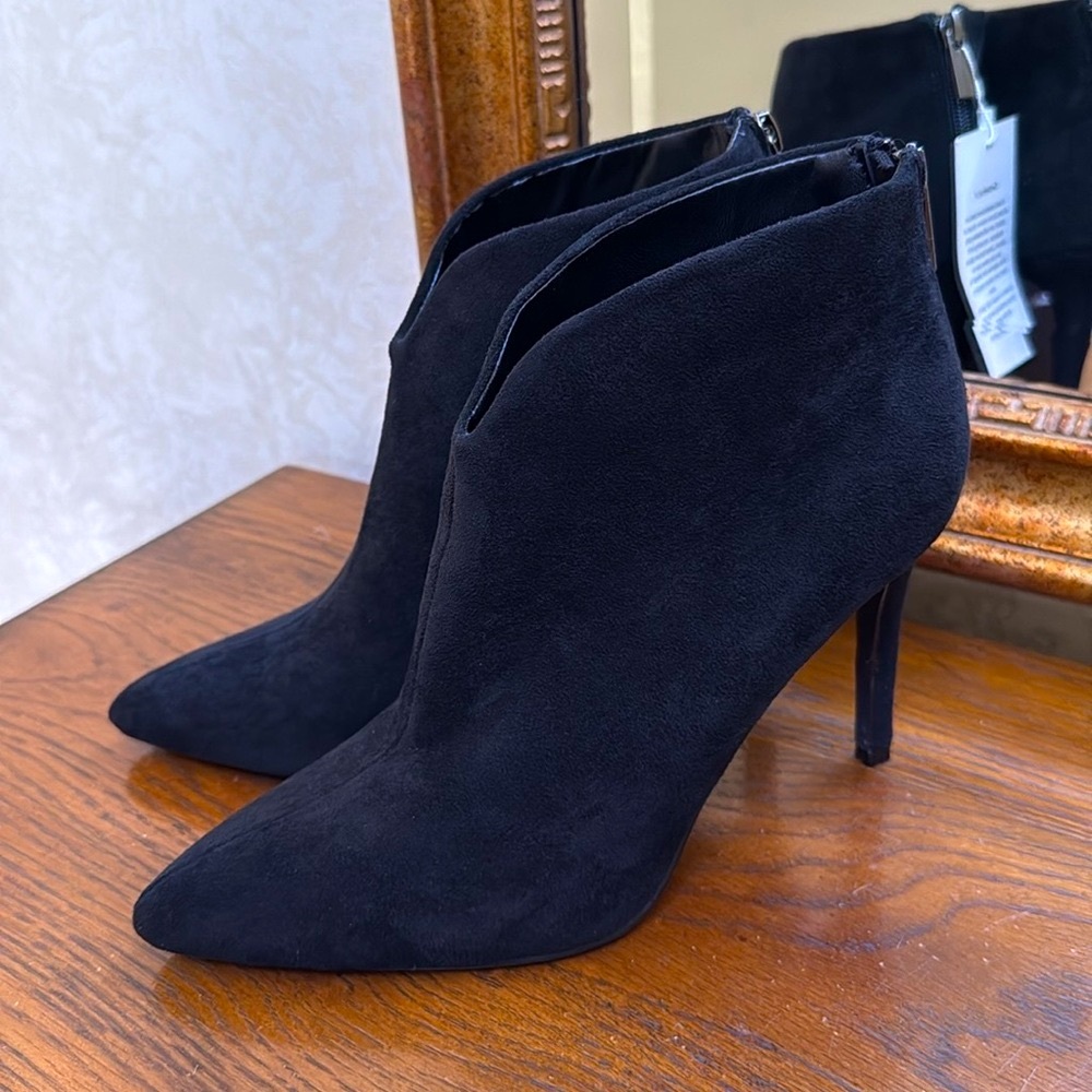 New Greatonu Black Stiletto faux suede Ankle Booties. Pointy toe. Zip back heel.